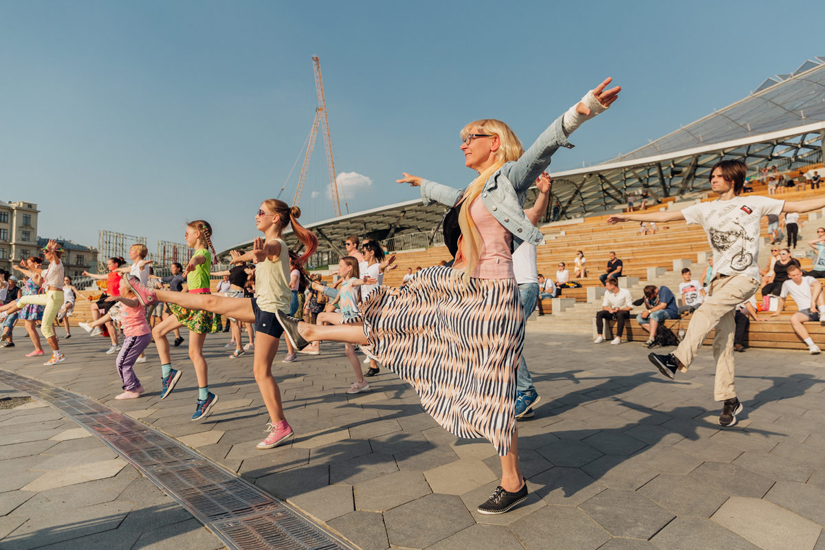 Танцевать москва. Танцевальная площадка Москва. Открытые танцевальные площадки в Москве. Парк Горького площадка бачата. Танцплощадки в парке Горького Москва.